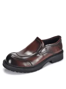 Vista detallada de mocasines para hombre en cuero marrón degradado con suela gruesa