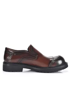 Vista lateral de zapatos de cuero marrón para hombre con suela gruesa de tipo track