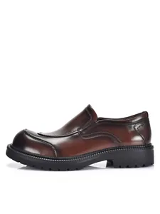 Vista lateral de elegantes zapatos de hombre en cuero genuino marrón con suela gruesa.