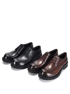 Confronto tra scarpe da uomo in vera pelle nera e marrone in stile business casual