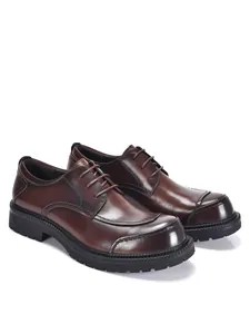Dettaglio di scarpe da lavoro in vera pelle marrone scuro di alta qualità da uomo