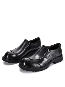 Primer plano detallado de mocasines de cuero negro para hombre con suelas gruesas
