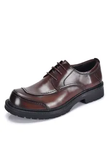 Dettaglio laterale di scarpa oxford da uomo in pelle marrone premium con suola spessa
