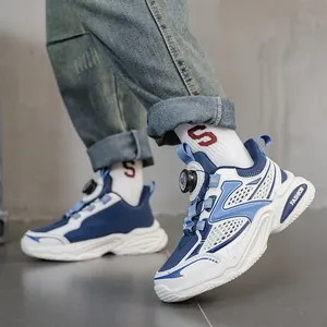 Blaue und weiße Sportschuhe für Jungen mit praktischem und modernem Drehverschluss