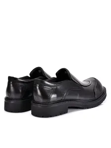 Vista trasera detallada de zapatos de cuero negro para hombre con suela gruesa y cómoda.