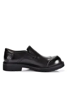 Perfil lateral de zapatos de cuero genuino negro para hombre con suela gruesa y casual