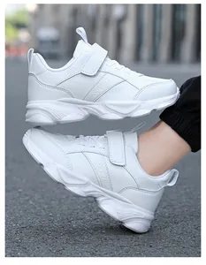 Primer plano detallado de zapatillas blancas para niños con correas de velcro y logo sport grabado