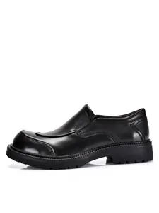 Vista lateral detallada de mocasines de cuero negro premium para hombre con suela gruesa