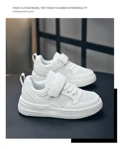 Detailopname van witte kindersportschoenen met ademend mesh en handige klittenbandsluiting