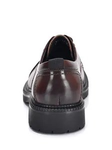 Vista posteriore di scarpa elegante da uomo in pelle marrone con suola spessa nera.