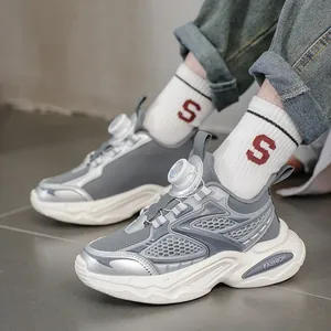 Grau-weiße Jungen-Sportschuhe mit Drehverschluss und atmungsaktivem Mesh-Gewebe