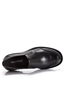 Primer plano desde arriba de un zapato de negocios de cuero negro con el logo de marca