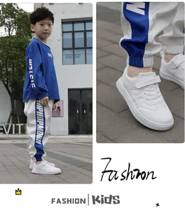Vista dettagliata delle sneakers basse bianche per bambini con chiusura a strappo per la scuola