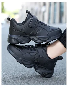Vista detallada de zapatillas deportivas negras para niños con cierres de velcro