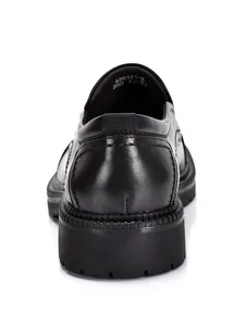 Vista trasera de zapato de vestir de cuero negro para hombre con detalle de talón