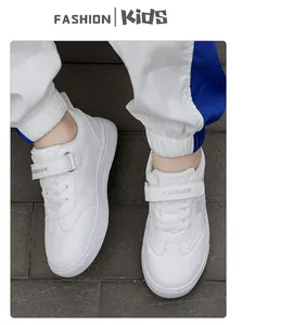 Vista dettagliata di sneaker bianche di alta qualità per bambini con chiusura velcro