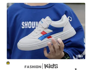 Vista dettagliata delle sneakers bianche per bambini con cinturino in velcro