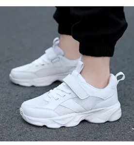 Vista detallada de zapatillas blancas transpirables para niños con malla y velcro