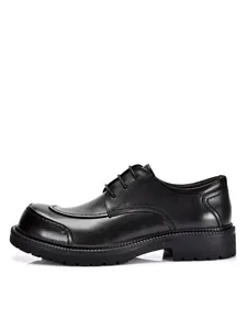 Dettaglio laterale di scarpe derby da uomo in vera pelle nera con suola a carrarmato