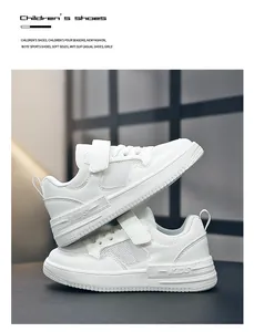 Gedetailleerd zijaanzicht van ademende witte kindersneakers met klittenband