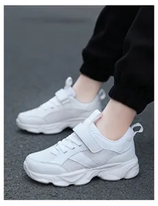 Vista detallada de zapatillas de deporte blancas transpirables para niños con velcro