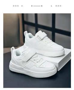Gedetailleerde weergave van witte kindersneakers met klittenband en ademende gaatjes.