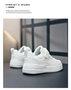 Achteraanzicht van witte kindersneakers met 'KIDS'-logo op de zool en klittenband.