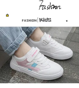Dettaglio scarpe da ginnastica bianche per bambini con accenti rosa e blu a terra