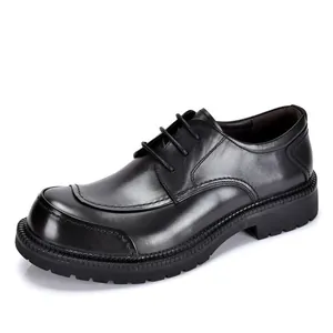 Scarpe eleganti da uomo in vera pelle nera con suola spessa a carrarmato e stringate