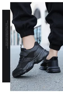 Vista detallada de las zapatillas deportivas negras transpirables para niños escuela