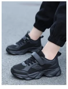 Primer plano de zapatillas deportivas negras para niños con malla y cierre de velcro