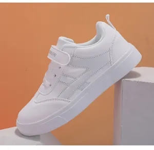 Vista laterale di sneaker bianche per bambini con chiusura a strappo e ecopelle martellata.