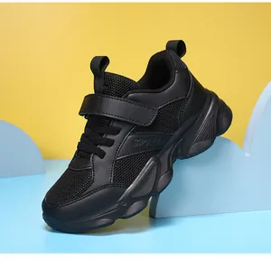 Detalle de zapatilla de running transpirable negra para niños con malla y velcro