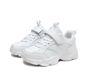 Detalle de zapatillas deportivas blancas para niños con parte superior de ecopiel y velcro