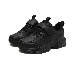 Vista detallada de zapatillas deportivas infantiles de cuero negro con cierre de velcro
