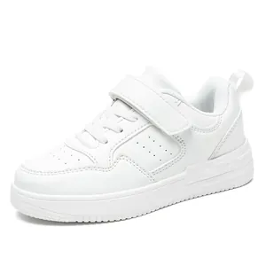 Klassieke witte sneakers voor kinderen met klittenband en ademend geperforeerd design
