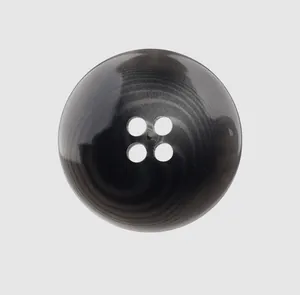 Gros plan d'un bouton en résine gris foncé haut de gamme avec motif nacré à 4 trous