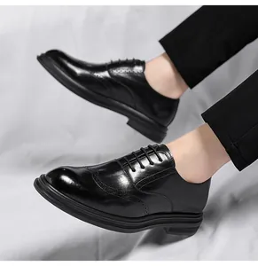 Λεπτομερής άποψη των μαύρων παπουτσιών Brogue με εσωτερικό ύψος για επίσημη ένδυση