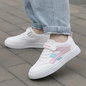 Scarpe bianche casual per bambini in ecopelle con eleganti strisce rosa e blu scuro
