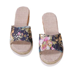 Sandalias de cuña con estampado floral para mujer con textura tejida para verano.