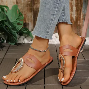Elegantes chanclas planas marrones con adorno metálico para el verano de mujer