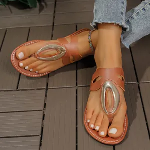 Sandalias de dedo planas marrones para mujer con elegante hebilla metálica decorativa.