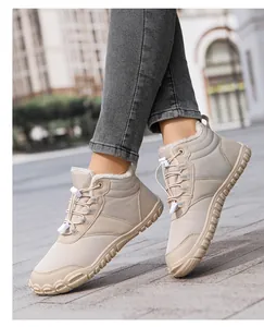 Detalle de botas de nieve de invierno beige con forro polar para actividades al aire libre