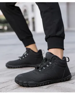 Primer plano de botas térmicas descalzas negras con forro polar para el invierno