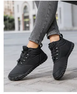 Detalle de botas de invierno negras con forro polar y suela minimalista en modelo.