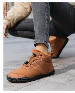 Primer plano de botas descalzas de invierno marrones con forro de piel y cordón rápido