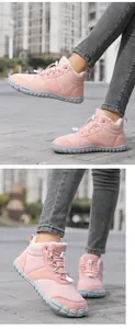 Detalle de botas de invierno rosas con forro polar combinadas con vaqueros grises fuera