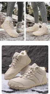 Vista detallada de las botas de invierno barefoot con forro de felpa y cordones