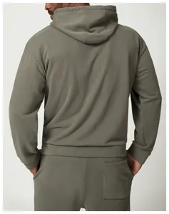 Dettaglio posteriore di una felpa con cappuccio e pantaloni verde oliva da uomo.