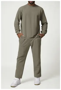 Dettaglio di una tuta da uomo composta da felpa girocollo e pantaloni verde oliva.